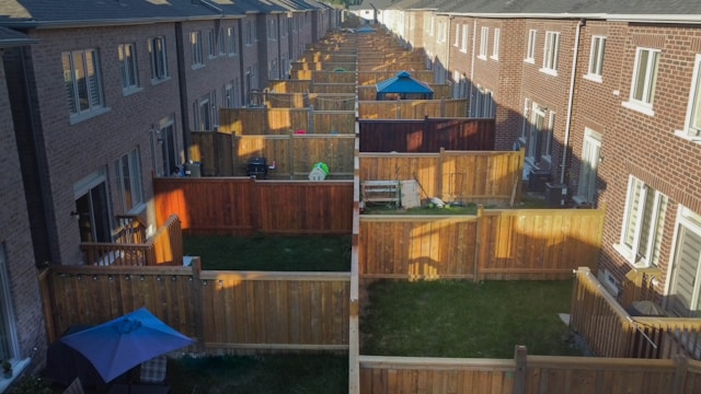 בחירת החומר המתאים לגדרות לחצרות קטנות ועירוניות