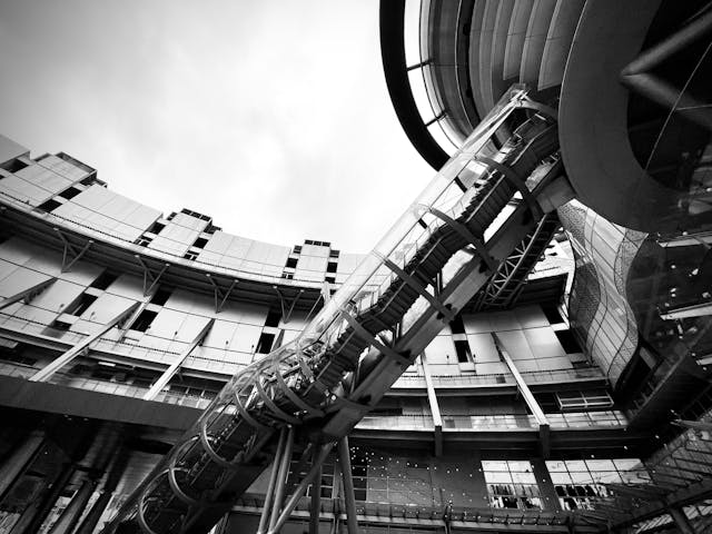 היתרונות והחסרונות של שימוש בפח מגולוון בבנייה