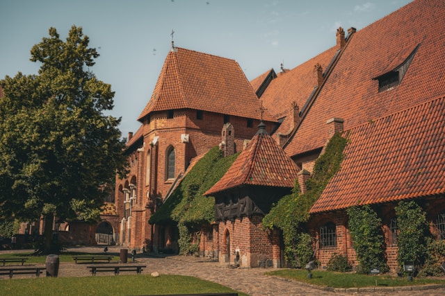 כיצד גובה הגג משפיע על תכנון מערכת המרזבים?