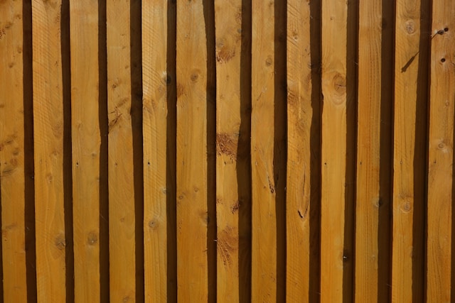 איך לנקות ולהסיר כתמים מגדרות עץ ומתכת